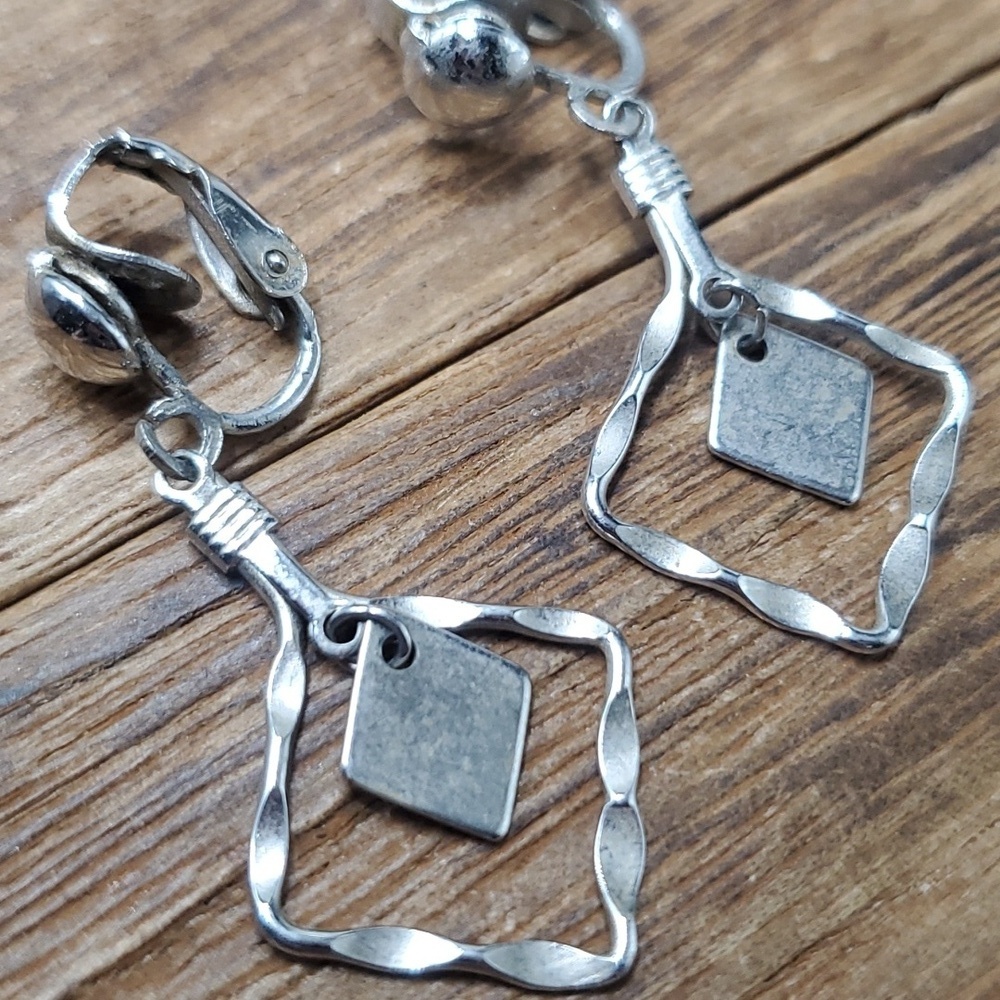 E326 vintage diamond cut drop earrings clip on - Picture 2 of 2